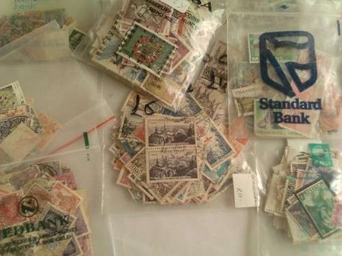 A FEW THOUSAND STAMPS SORTED IN PLASTIC BAGS - MOSTLY ITALY STAMPS- HIGH VALUE - READ BELOW.