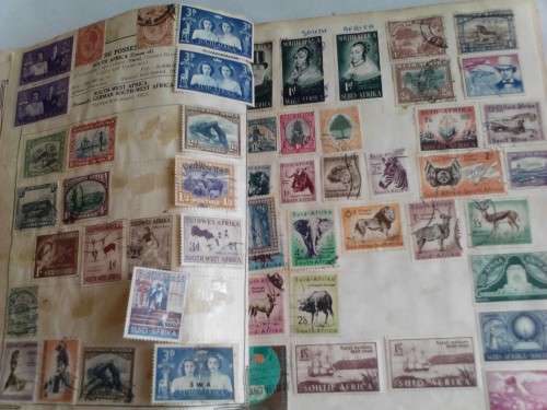 HUGE STAMP COLLECTION IN MEDIUM STANLEY GIBBONS ALBUM , 200 PAGES- GOOD VALUE!!! - SEE BELOW