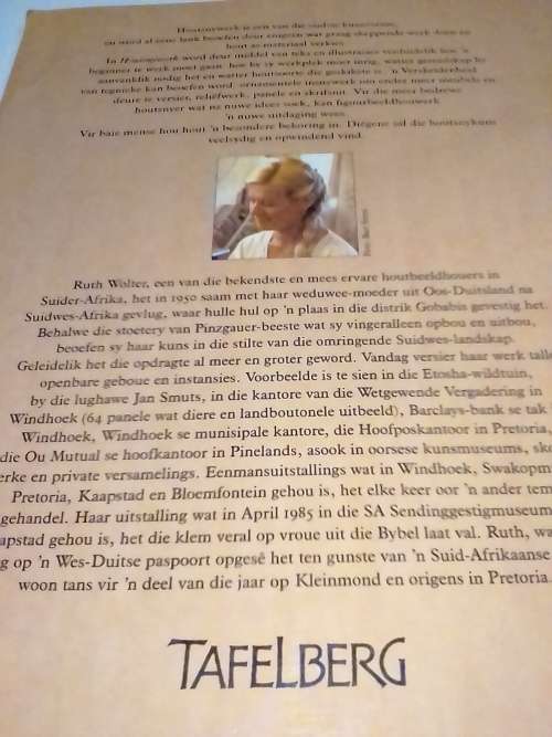 Houtsnywerk deur Ruth Wolter.
