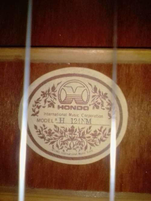 1970`s HONDO H 124 NM VINTAGE DREADNOUGHT ACOUSTIC GUITAR - MARKET PRICE R6000 - PLEASE READ BELOW.