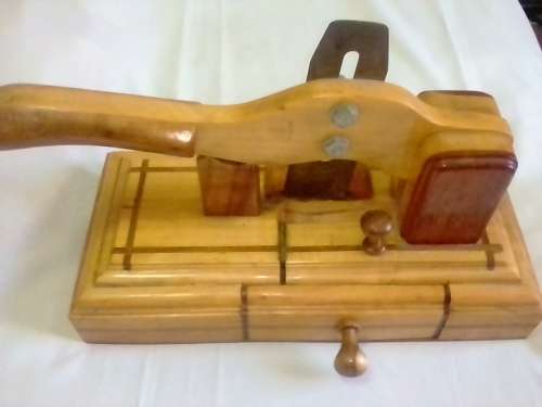BEAUTIFUL YELLOW WOOD BILTONG SLICER IN VERY GOOD CONDITION - SEE AND READ BELOW.