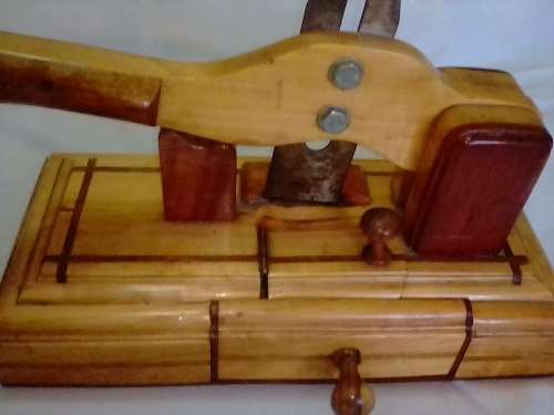 BEAUTIFUL YELLOW WOOD BILTONG SLICER IN VERY GOOD CONDITION - SEE AND READ BELOW.
