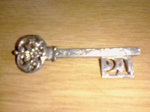 ANTIQUE 21 KEY SOLID SILVER WITH PIN  - WEIGHT 3.7 GRAMS - PLEASE SEE BELOW