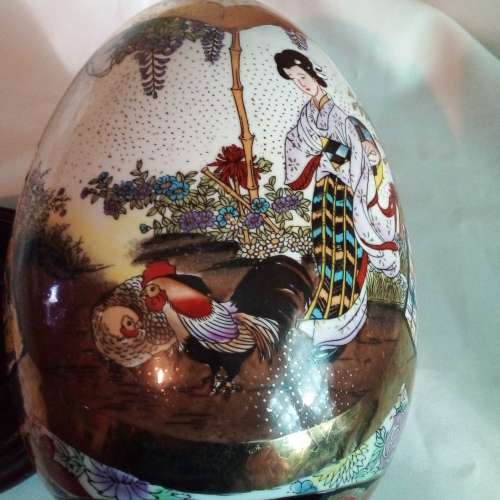 SCARCE - VINTAGE CHINESE LARGE PORCELIAN HAND PAINTED EGG - VALUE R4000 - PLEASE READ BELOW.