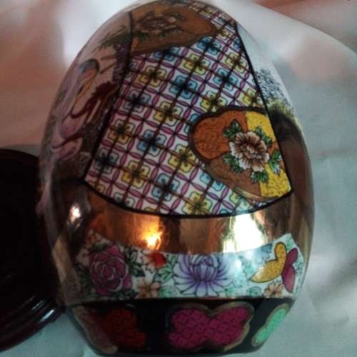 SCARCE - VINTAGE CHINESE LARGE PORCELIAN HAND PAINTED EGG - VALUE R4000 - PLEASE READ BELOW.