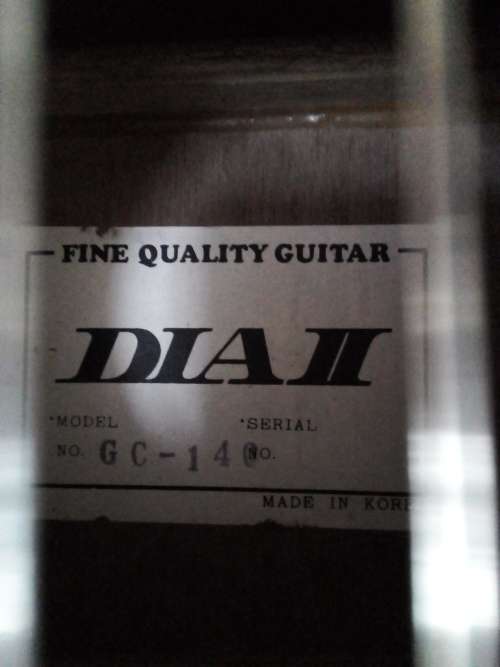 DIA II ACOUSTIC GUITAR WITH BAG IN GOOD CONDITION - INCLUDING NEW STRINGS- PLEASE READ BELOW.
