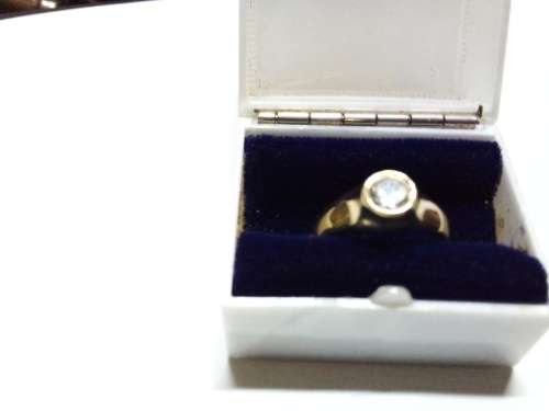 BEAUTIFUL SOLID 9ct YELLOW GOLD CZ RING - MARKET PRICE R2800 - SEE BELOW.