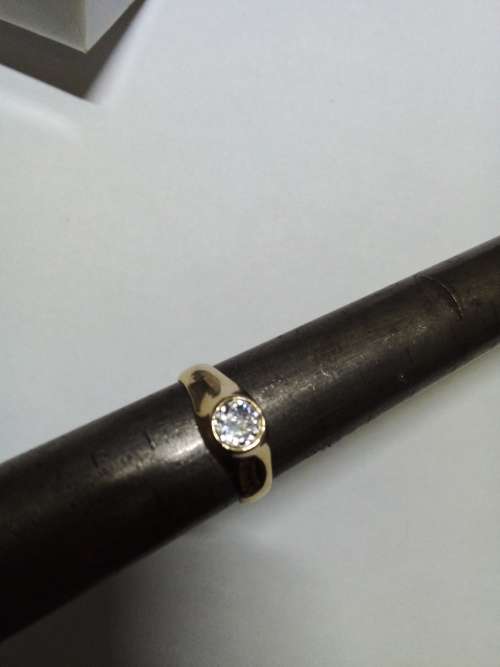 BEAUTIFUL SOLID 9ct YELLOW GOLD CZ RING - MARKET PRICE R2800 - SEE BELOW.