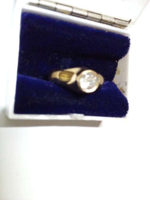BEAUTIFUL SOLID 9ct YELLOW GOLD CZ RING - MARKET PRICE R2800 - SEE BELOW.