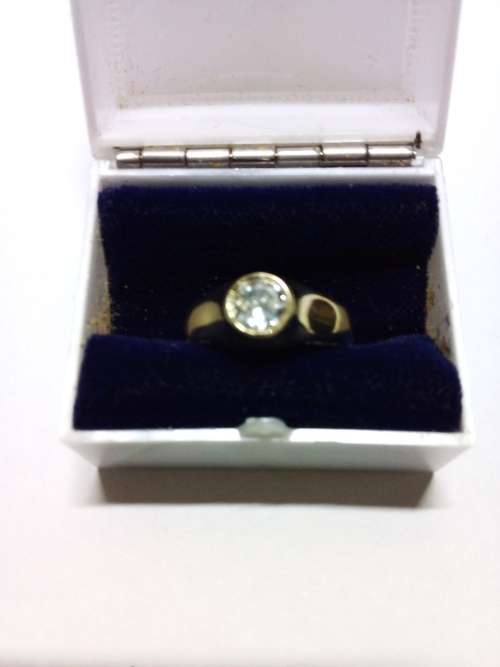 BEAUTIFUL SOLID 9ct YELLOW GOLD CZ RING - MARKET PRICE R2800 - SEE BELOW.