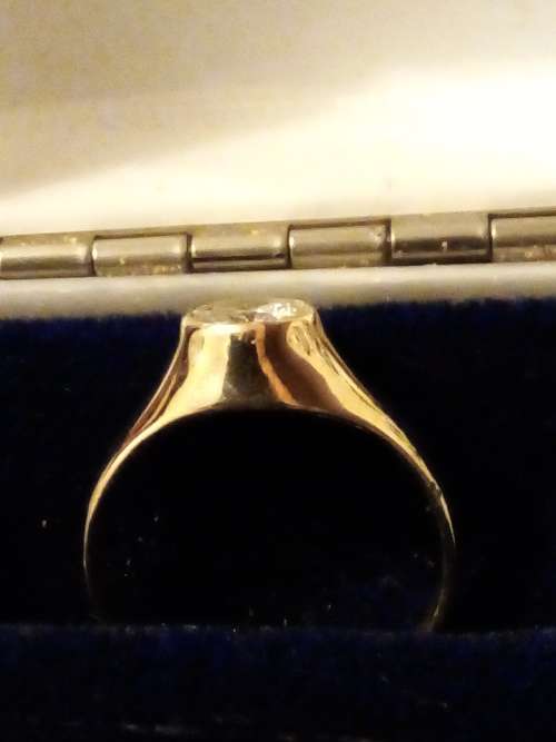 BEAUTIFUL SOLID 9ct YELLOW GOLD CZ RING - MARKET PRICE R2800 - SEE BELOW.