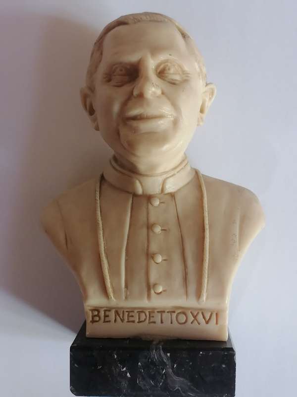 POPE BENEDICT XVI RESIN BUST,MADE IN ITALY - HIGHLY COLLECTABLE BUST - VALUE R1500 - SEE BELOW.