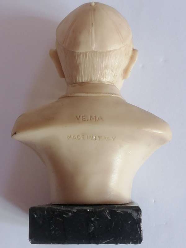 POPE BENEDICT XVI RESIN BUST,MADE IN ITALY - HIGHLY COLLECTABLE BUST - VALUE R1500 - SEE BELOW.