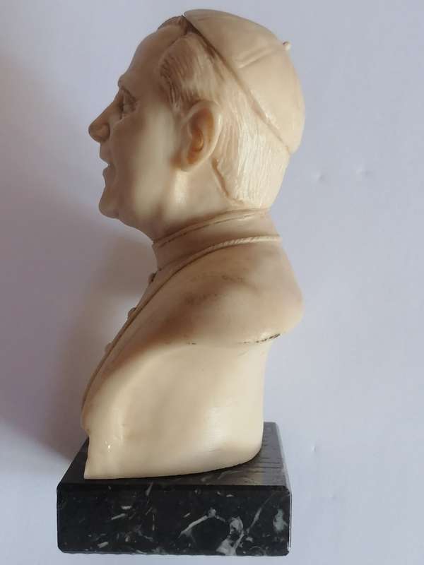 POPE BENEDICT XVI RESIN BUST,MADE IN ITALY - HIGHLY COLLECTABLE BUST - VALUE R1500 - SEE BELOW.