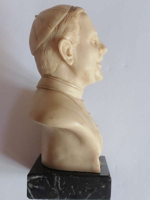 POPE BENEDICT XVI RESIN BUST,MADE IN ITALY - HIGHLY COLLECTABLE BUST - VALUE R1500 - SEE BELOW.