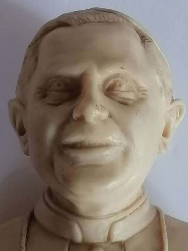 POPE BENEDICT XVI RESIN BUST,MADE IN ITALY - HIGHLY COLLECTABLE BUST - VALUE R1500 - SEE BELOW.