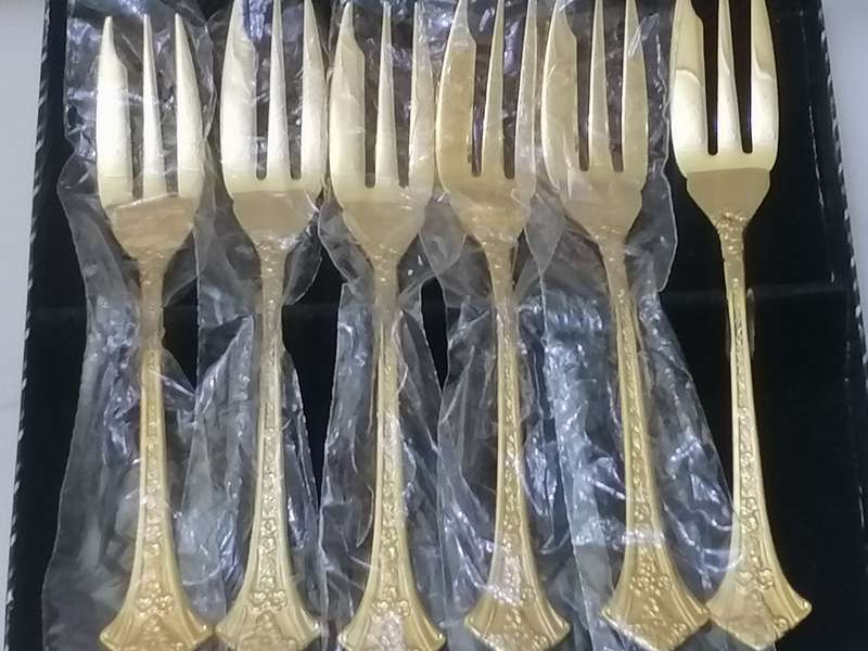 GORGEOUS EETRITE 24ct GOLD PLATED CAKE FORK SET - UNUSED - PLEASE READ BELOW.