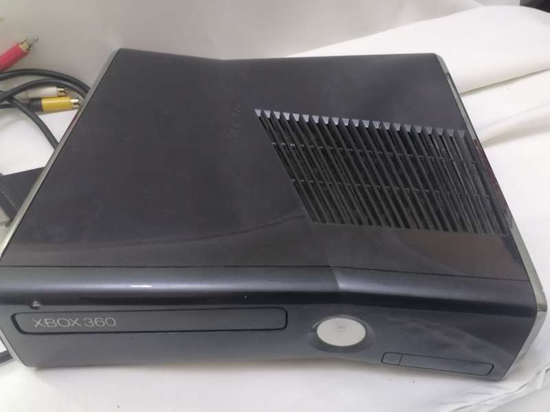 XBOX 360 - LOOKS IN VERY GOOD CONDITION, BUT SOLD AS NOT WORKING - PLEASE READ BELOW.