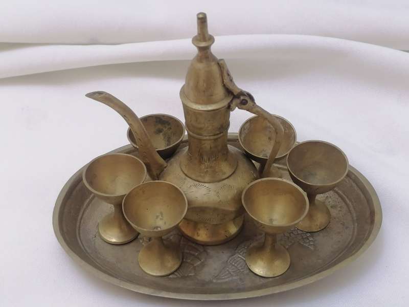 STUNNING MINIATURE AFTABA ETCHED DESIGN TEA BRASS SET - VERY GOOD CONDITION - PLEASE READ BELOW.