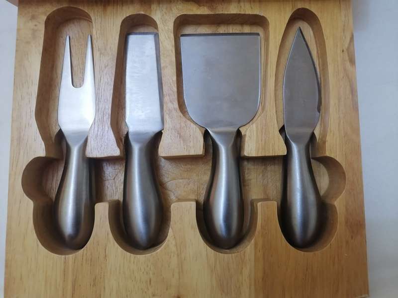 STUNNING STAINLESS STEEL CHEESE KNIFE SET IN HARDWOOD CASE - EXCELLENT CONDITION - PLEASE READ BELOW