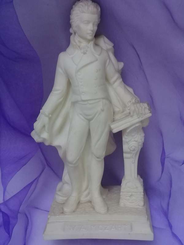 VINTAGE - MOZART (WOLFGANG AMADEUS) WHITE RESIN STATUE - VERY GOOD CONDITION - PLEASE READ BELOW.
