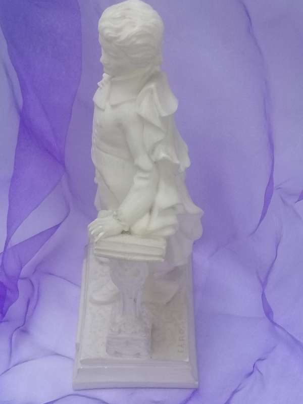 VINTAGE - MOZART (WOLFGANG AMADEUS) WHITE RESIN STATUE - VERY GOOD CONDITION - PLEASE READ BELOW.
