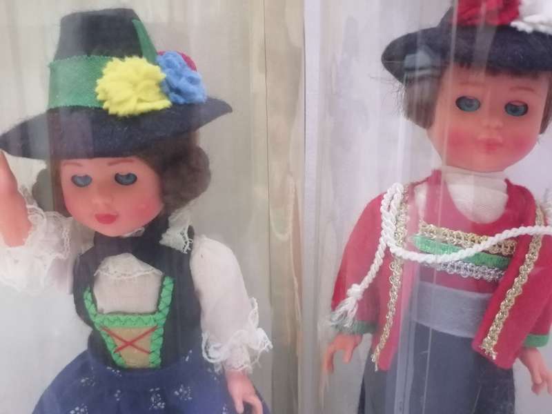 VINTAGE - AUSTRIAN (INNSBRUCK) HANDCRAFTED MINIATURE DOLLS -VERY GOOD CONDITION - PLEASE READ BELOW.