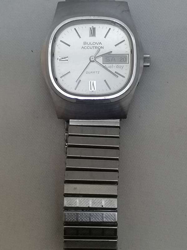 VINTAGE - BULOVA ACCUTRON MENS ROUND SQUARE FACE QUARTS ANALOG WATCH - 100% WORKING - READ BELOW.