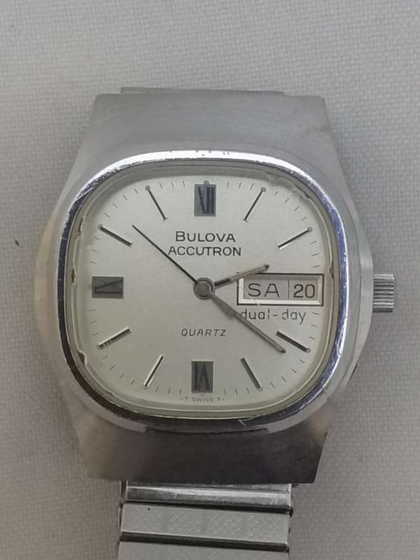 VINTAGE - BULOVA ACCUTRON MENS ROUND SQUARE FACE QUARTS ANALOG WATCH - 100% WORKING - READ BELOW.