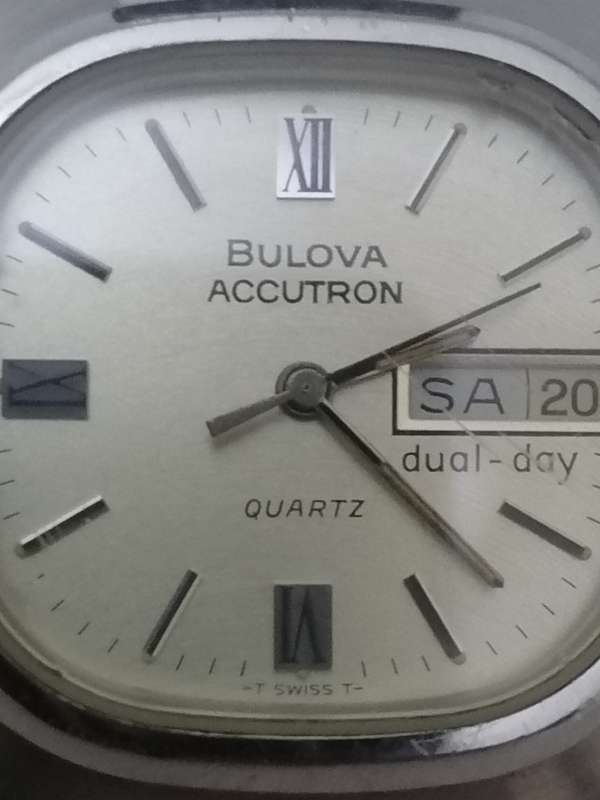 VINTAGE - BULOVA ACCUTRON MENS ROUND SQUARE FACE QUARTS ANALOG WATCH - 100% WORKING - READ BELOW.