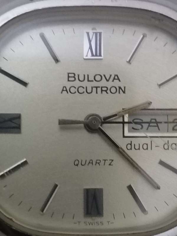 VINTAGE - BULOVA ACCUTRON MENS ROUND SQUARE FACE QUARTS ANALOG WATCH - 100% WORKING - READ BELOW.