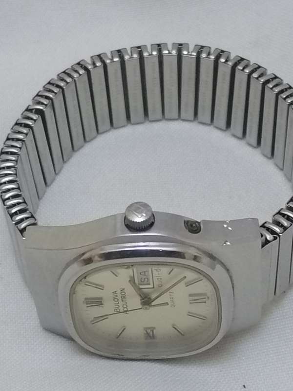 VINTAGE - BULOVA ACCUTRON MENS ROUND SQUARE FACE QUARTS ANALOG WATCH - 100% WORKING - READ BELOW.