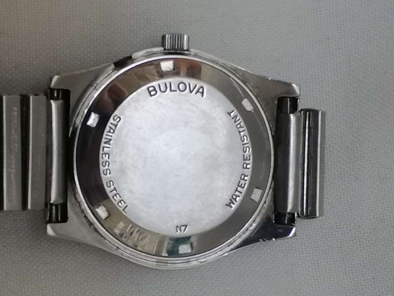 VINTAGE - BULOVA ACCUTRON MENS ROUND SQUARE FACE QUARTS ANALOG WATCH - 100% WORKING - READ BELOW.