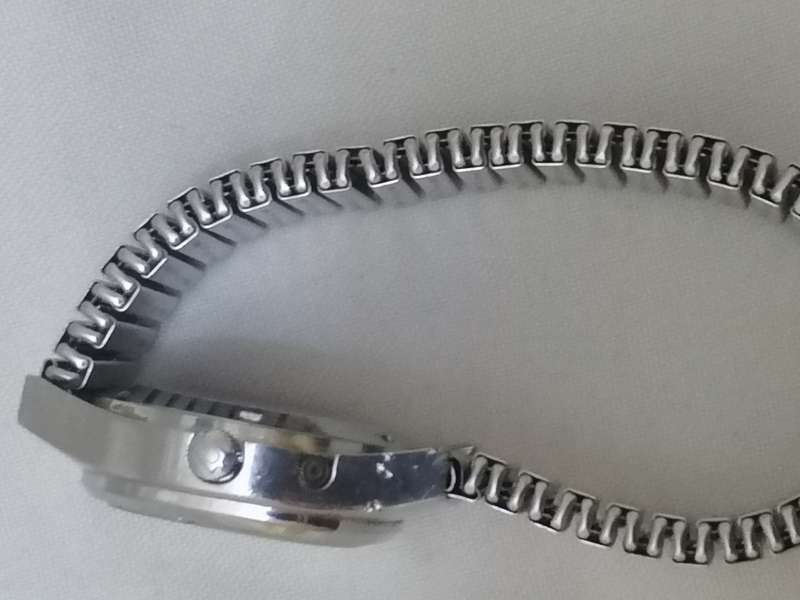 VINTAGE - BULOVA ACCUTRON MENS ROUND SQUARE FACE QUARTS ANALOG WATCH - 100% WORKING - READ BELOW.
