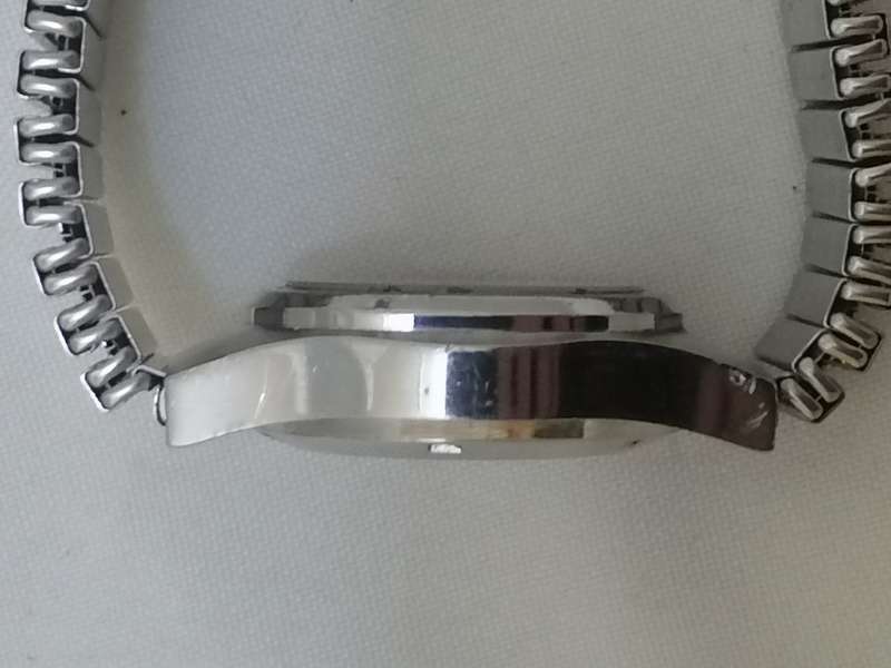 VINTAGE - BULOVA ACCUTRON MENS ROUND SQUARE FACE QUARTS ANALOG WATCH - 100% WORKING - READ BELOW.