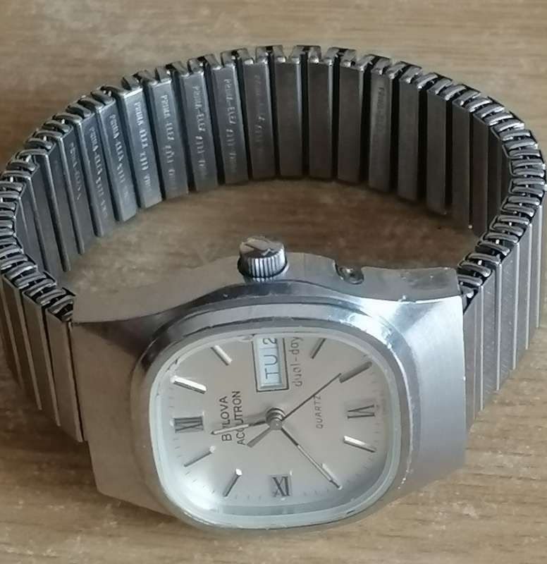 VINTAGE - BULOVA ACCUTRON MENS ROUND SQUARE FACE QUARTS ANALOG WATCH - 100% WORKING - READ BELOW.