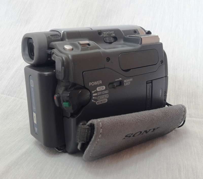 SONY TRv22EDigital Handycam Video Camera