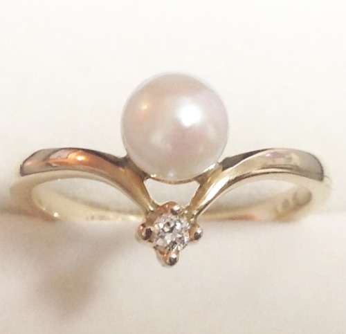 STUNNING VINTAGE STYLE SOLID 9 CARAT GOLD & .05ct DIAMOND & PEARL RING!