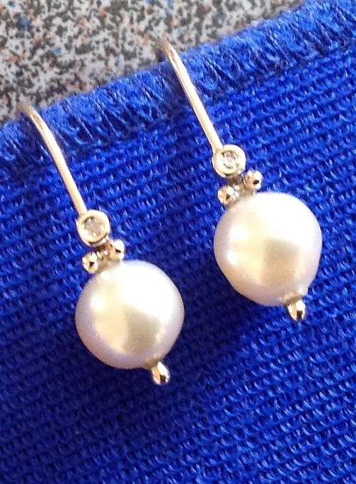 ELEGANT SEAWATER OYSTER PEARL AND GENUINE NATURAL DIAMOND EARRINGS IN SOLID NINE CARAT GOLD!