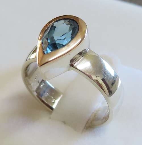 L@@K! LOVELY PEAR SHAPE LONDON BLUE TOPAZ RING SET IN SOLID NINE CARAT GOLD & STERLING SILVER