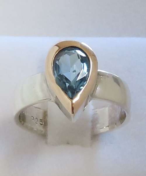 L@@K! LOVELY PEAR SHAPE LONDON BLUE TOPAZ RING SET IN SOLID NINE CARAT GOLD & STERLING SILVER