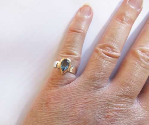 L@@K! LOVELY PEAR SHAPE LONDON BLUE TOPAZ RING SET IN SOLID NINE CARAT GOLD & STERLING SILVER