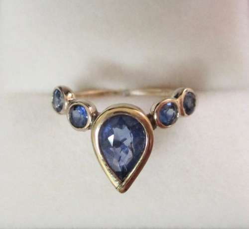 New 9 Carat Gold ring with 5 genuine Sapphires!