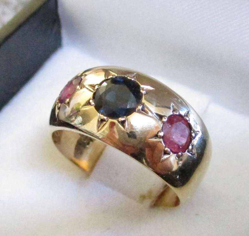 WOW!! Vintage Solid 9 Carat GOLD, Sapphire, and Ruby Ring 9ct!