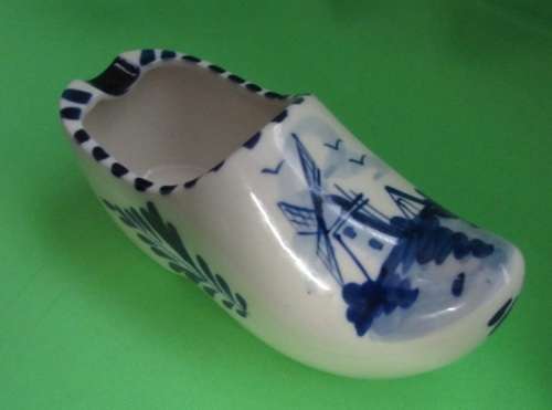 Delft blue and white porcelain clog ashtray