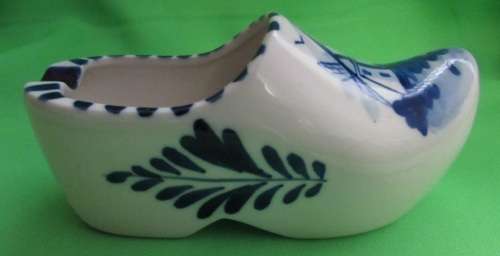 Delft blue and white porcelain clog ashtray