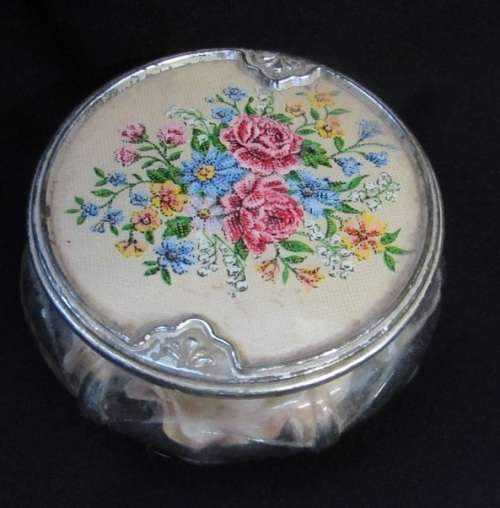 Beautiful vintage table powder compact
