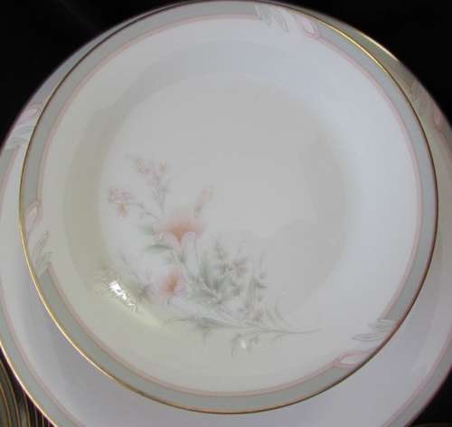 Noritake lyndfield dinner set for 8  settings (34 Piece)