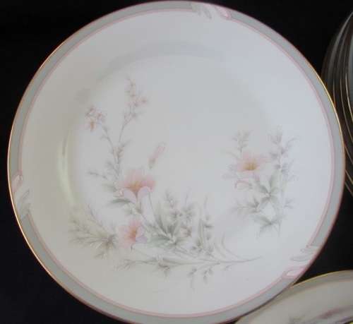 Noritake lyndfield dinner set for 8  settings (34 Piece)
