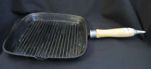 Cast iron grilling pan